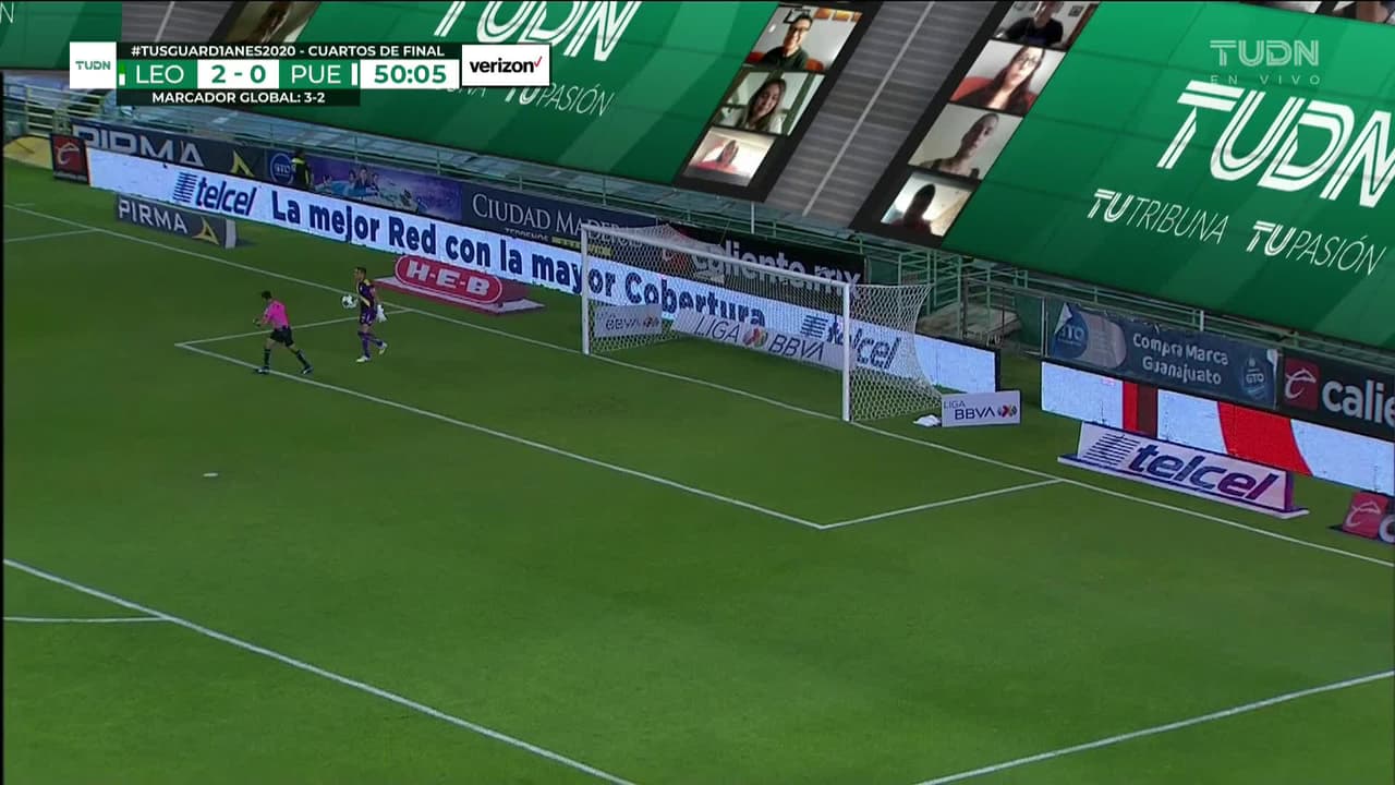 ¡Expulsión! El árbitro saca la roja directa a George Corral.