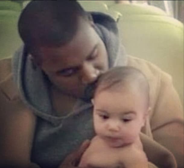 No hay nada más tierno que un papi besando a su bebé.