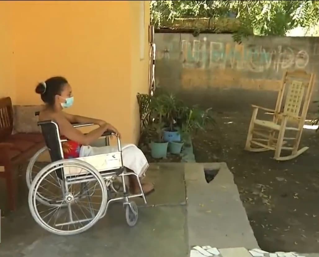 Con tan solo 34 años, Ana Melo -una madre dominicana de tres hijos- vive atada a una vieja silla de ruedas debido a la rara enfermedad cerebral de Huntington que le heredó su padre. 
<br>