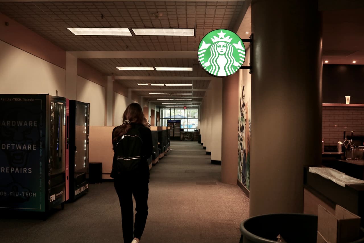 En el primer piso de la 'Steven and Dorothea Green Library' hay un establecimiento de Starbucks.