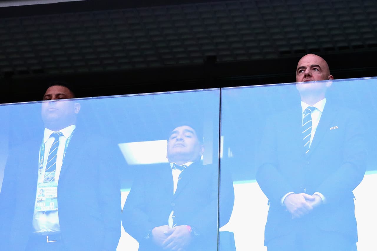 En el palco de honor estuvieron presentes Gianni Infantino (presidente de la FIFA), Ronaldo y Maradona, dos de los mejores futbolistas de todos los tiempos.