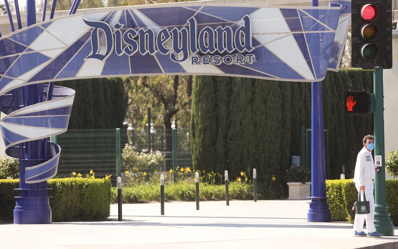 Investigan muerte de mujer en estacionamiento de Disneyland