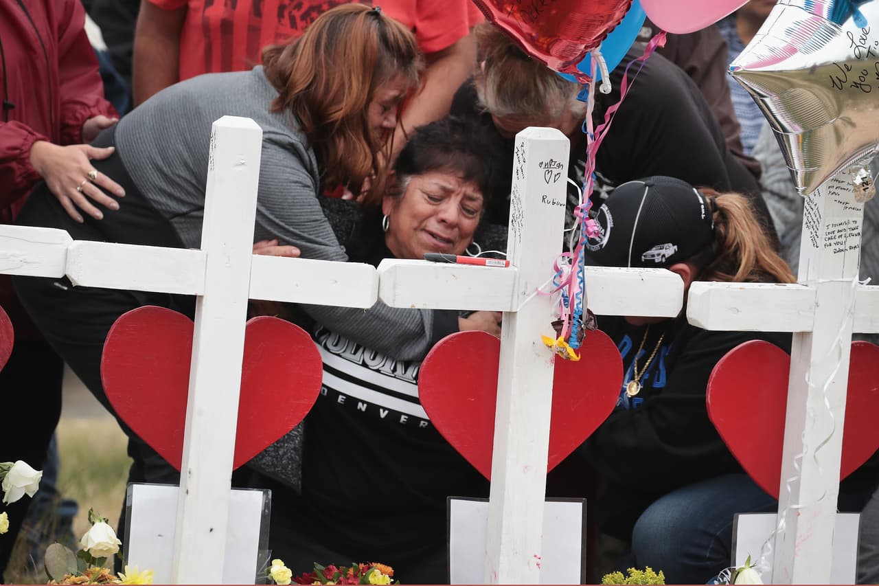Durante toda la semana se dispusieron 26 cruces para recordar a las víctimas y para que los familiares pudieran darle el último adiós a sus parientes. La familia de Ricardo y su esposa Teresa Rodríguez se reunió este sábado en sus cruces antes de que tuviera lugar el sepelio.