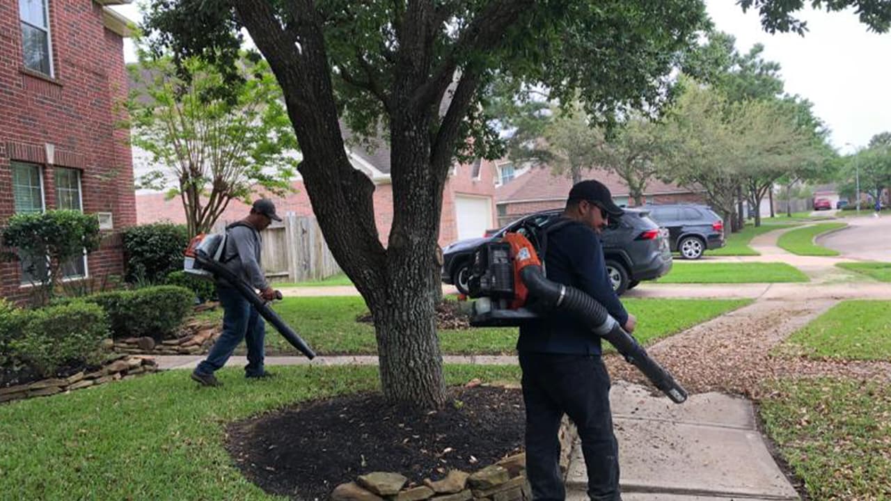 “Lo que yo hago sí es esencial”, dijo William Juárez, padre de cuatro hijos, quien trabaja en la jardinería y ha tenido que incrementar las medidas de precaución para él, su familia y su equipo para evitar contagios del 
<a href="https://www.univision.com/local/houston-kxln/esto-es-lo-que-se-sabe-del-coronavirus-en-el-area-de-houston-van-875-contagios-incluyendo-siete-muertes">coronavirus</a>.