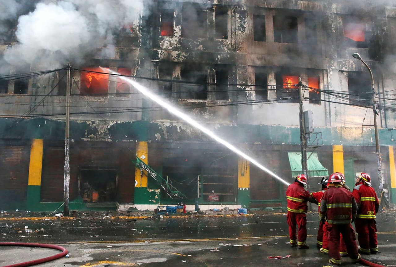 Según la información, se trataba de jóvenes trabajadores que permanecían encerrados con llave en esos contenedores por dueños de negocios informales de ferretería mientras duraba su turno de servicios.