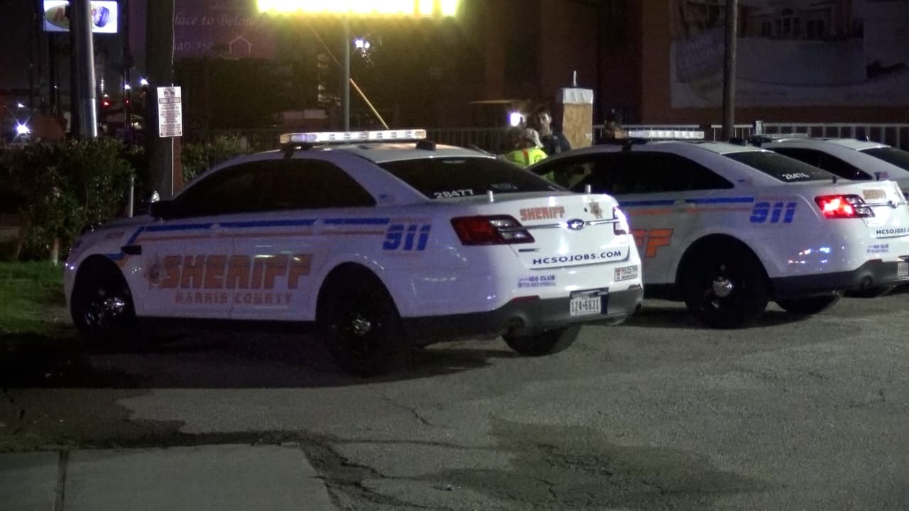 Muere un hispano al intentar cruzar la calle en Houston: Dos vehículos lo golpearon