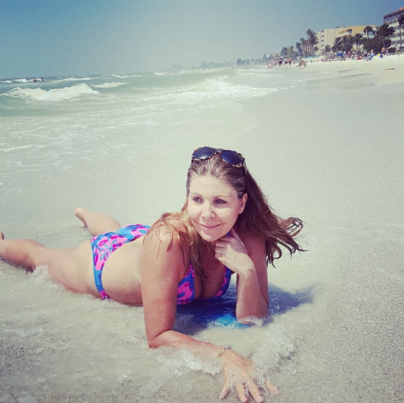 Actualmente vive en Chicago donde sigue vigente su carrera actoral en los melodramas.