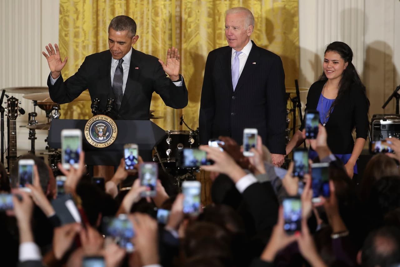 Barack Obama, Joe Biden y la activista de los derechos de los hispanos, Yanely González, saludan a los presentes en la fiesta del 5 de mayo en la Casa Blanca.