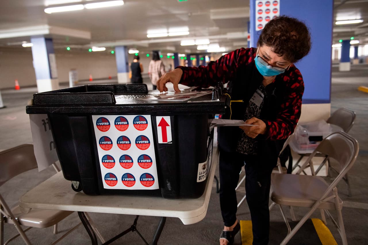 El gobernador ha dicho que alienta a los votantes a usar una mascarillas, pero dijo que excluyó los lugares de votación de su mandato para evitar que las personas no puedan votar solo porque no tienen un cubrebocas.