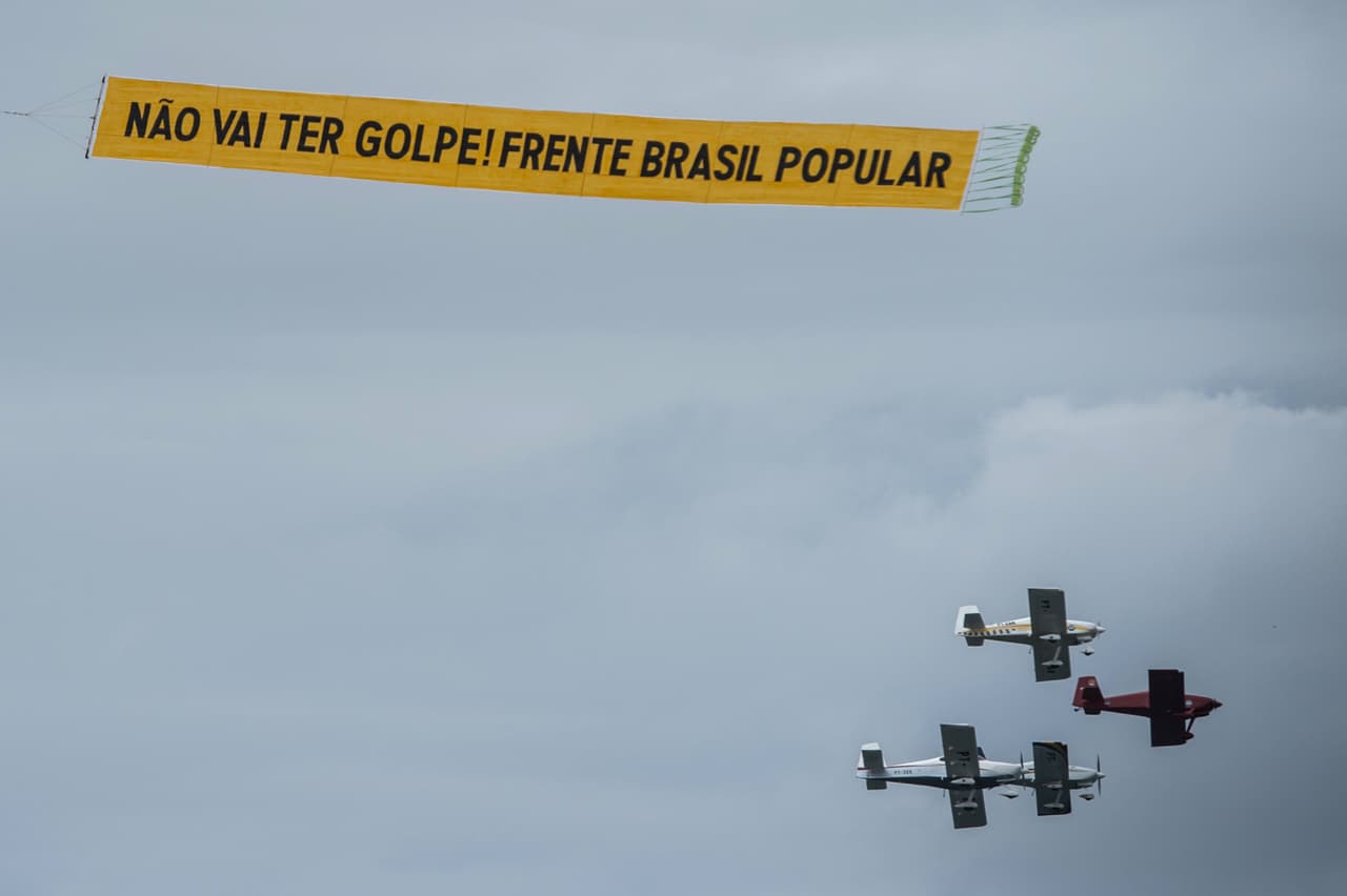 “No es un golpe, es el pueblo recuperando su país”, respondían los manifestantes a este mensaje de las avionetas que sobrevolaron Copacabana.