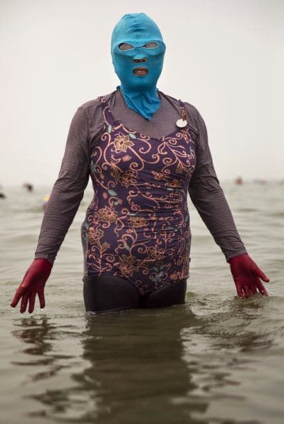 La creadora de los facekini explicó que la piel pálida es muy preciada en China.