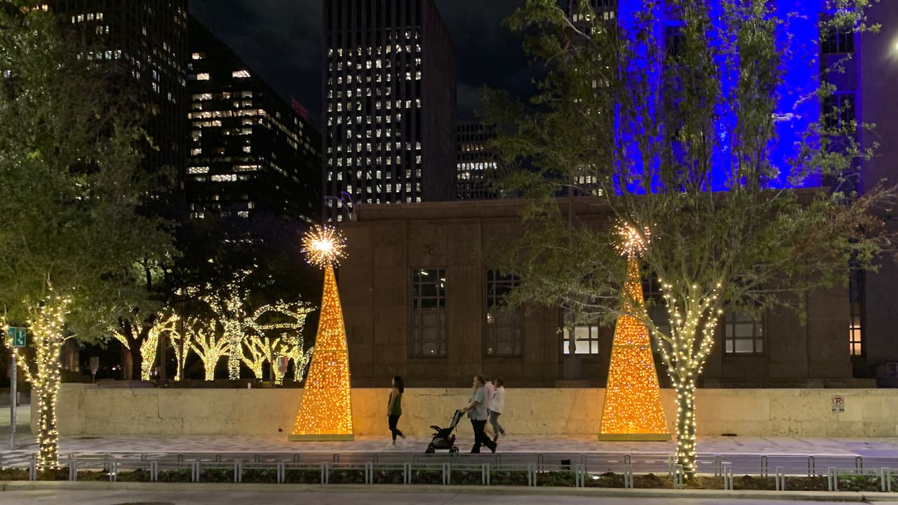 Como referencia, las luces están localizadas en la parte de atrás del edificio del ayuntamiento de Houston en el centro de la ciudad.