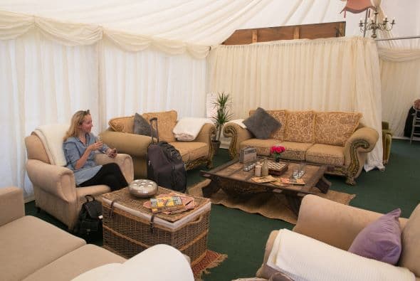 Y qué tal descansar en esta salita de estar después de un día lluvioso y lleno de lodo.