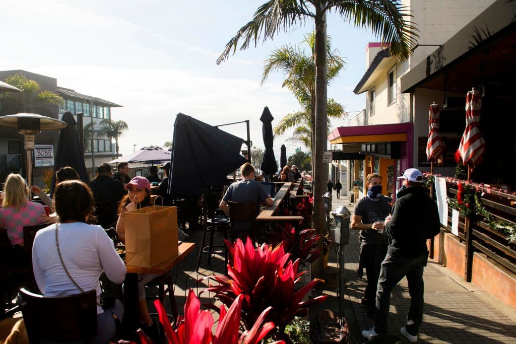 En Los Ángeles relajan las restricciones para servicio adentro de restaurantes y negocios en tiempos de covid-19