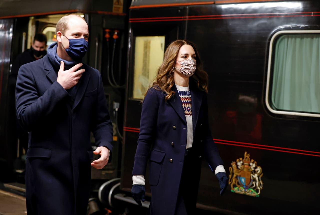 La pareja llegó este lunes 7 de diciembre a Edimburgo, en Escocia, en medio de la polémica por la controvertida postura que tuvo 
<b><a href="https://twitter.com/NicolaSturgeon" target="_blank">Nicola Sturgeon</a></b>, ministra principal de ese país. La política dijo que tuvo que recordarle al palacio de Buckingham que este recorrido podría estar rompiendo reglas de viaje y sana distancia. 
<br>