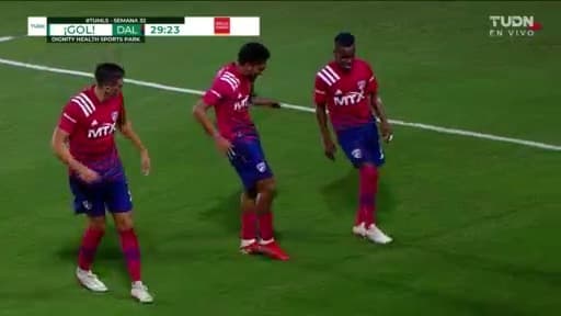 ¡Qué bien le pegó! Ferreira deja parado a Bond para el 0-1 de Dallas