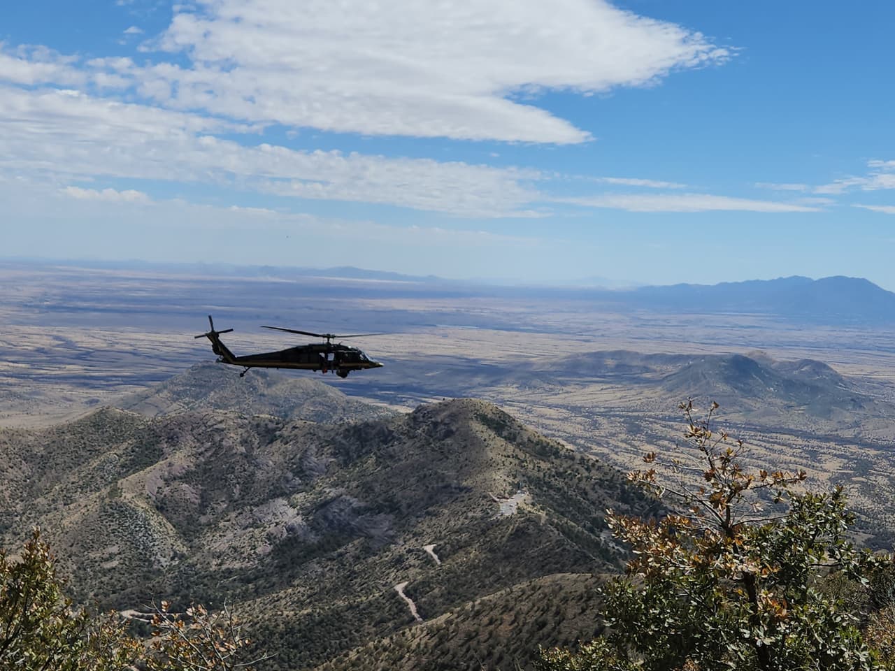 Una migrante pidio ayuda porque no podía continuar caminando.