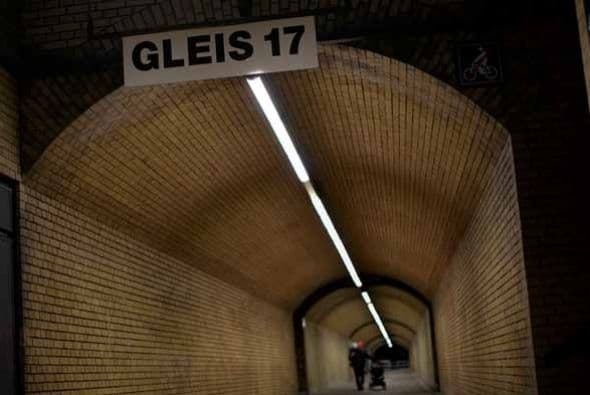 Hoy 27 de enero se conmemoran 70 años liberación de Auschwitz, el campo de concentración donde millones de seres humanos perdieron la vida por la terrible idea de exterminación de la población judía. Impresionante video #Auschwitz70 aquí Galería que la humanidad no debe olvidar.