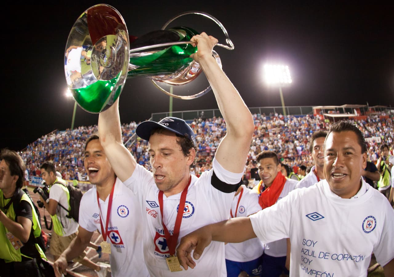 En el año 2013 consiguió su primer trofeo, alzando la Copa MX del Clausura 2013, al ganarle la final al Atlante.