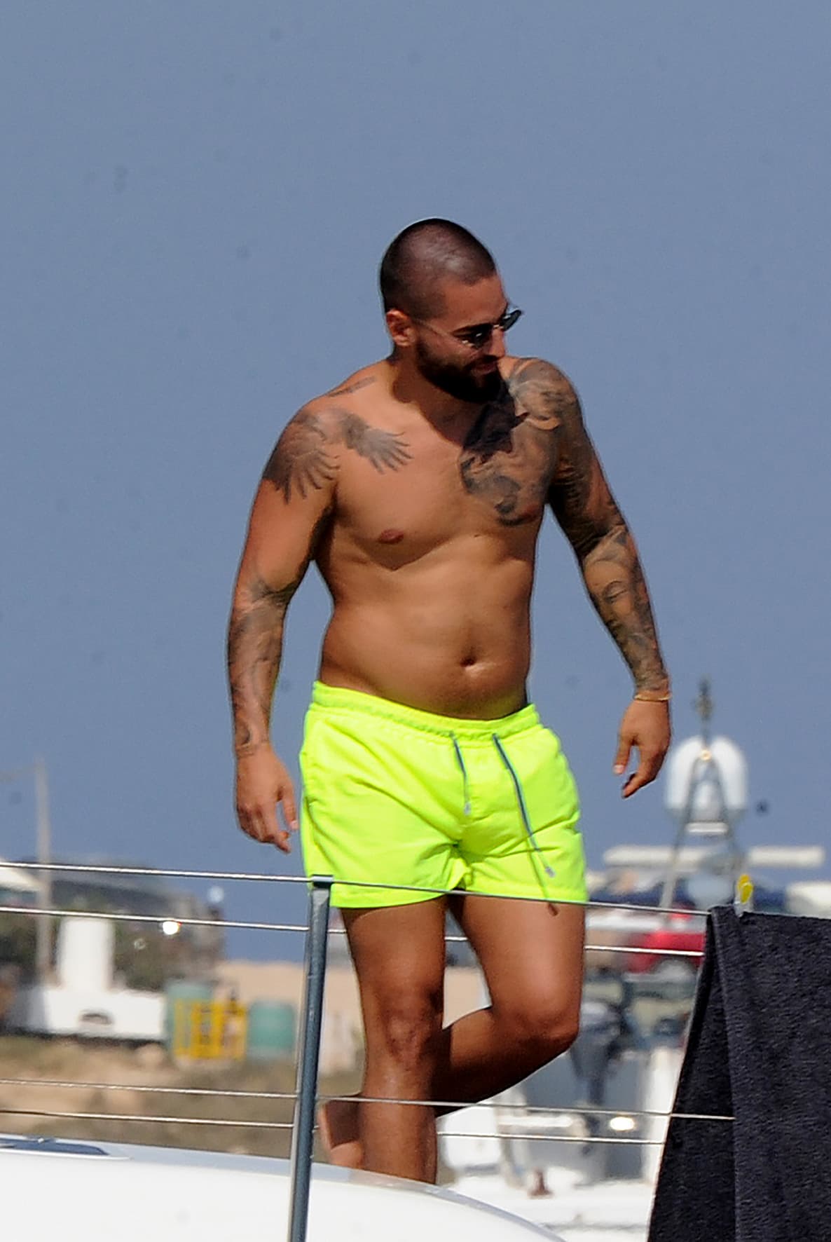 <b>Maluma</b> recientemente se dejó ver en la playa de vacaciones con su cuerpo de papá.