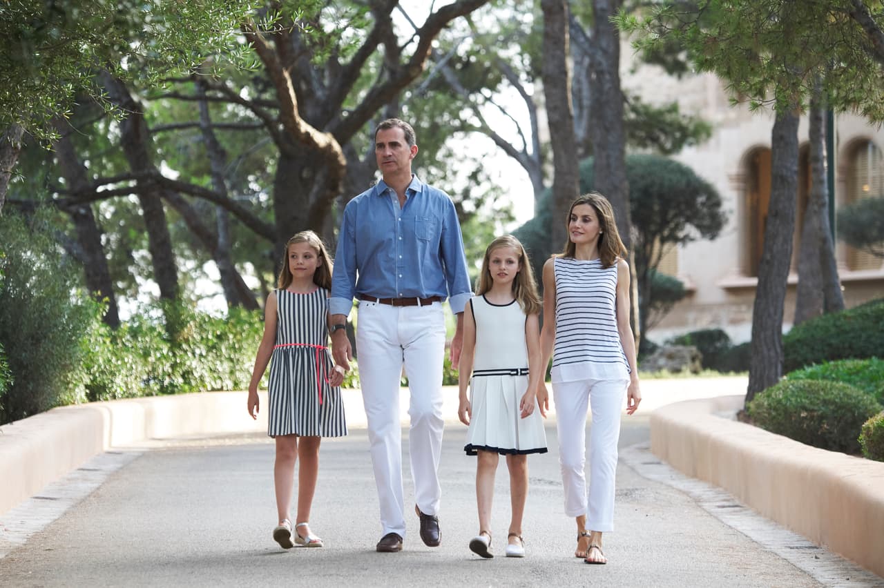En su tiempo de descanso en el Palacio Marivent en Palma de Mallorca, Doña Letizia y su familia apostaron por trajes veraneros que homenajeaban con sus colores el nombre mismo del palacio que en mallorquín significa mar y viento. Ella impecable en la más exigente o informal de las situaciones, combinó dos de sus diseñadores favoritos: una camisa a rayas de Adolfo Domínguez y unos capris blancos de Hugo Boss.