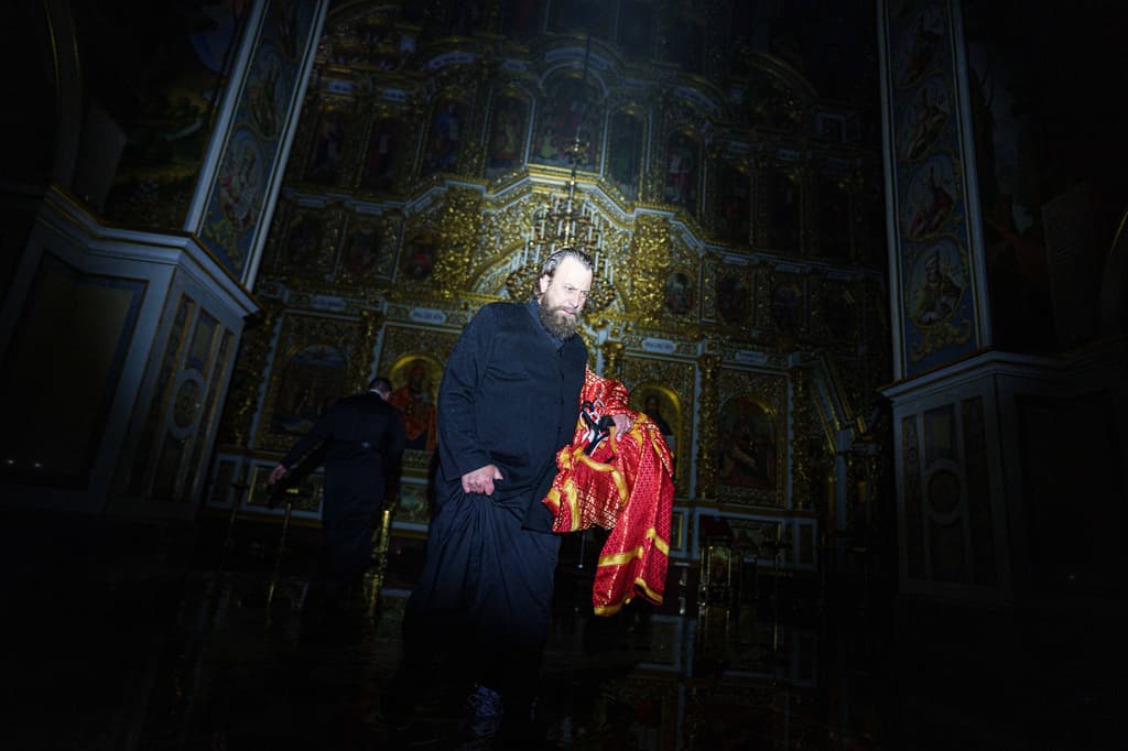 El obispo Avraamiy, de la Lavra de Kiev-Pechersk de la Iglesia Ortodoxa de Ucrania, saca objetos litúrgicos de la catedral de la Dormición de la Lavra de Kiev-Pechersk, también conocida como el Monasterio de las Cuevas, mientras arde tras un ataque ruso contra Kiev, Ucrania, el lunes 15 de junio de 2026.