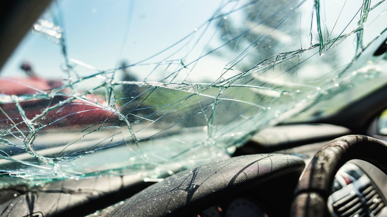 Persecución de la policía termina con una mujer sin vida y un niño herido de gravedad