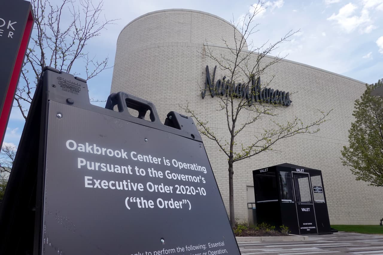 Mayo fue otro mes negro para la minorista símbolo del lujo Neiman Marcus, que anunció el inicio de un proceso de quiebra en los primeros días del mes. 
<b><i><a href="https://www.univision.com/noticias/dinero/los-cierres-de-jc-penney-esta-es-la-lista-completa-de-las-tiendas-que-clausuraran-sus-puertas-fotos">Esta otra galería de fotos sobre las tiendas que cerrará JC Penney te puede interesar. </a></i></b>