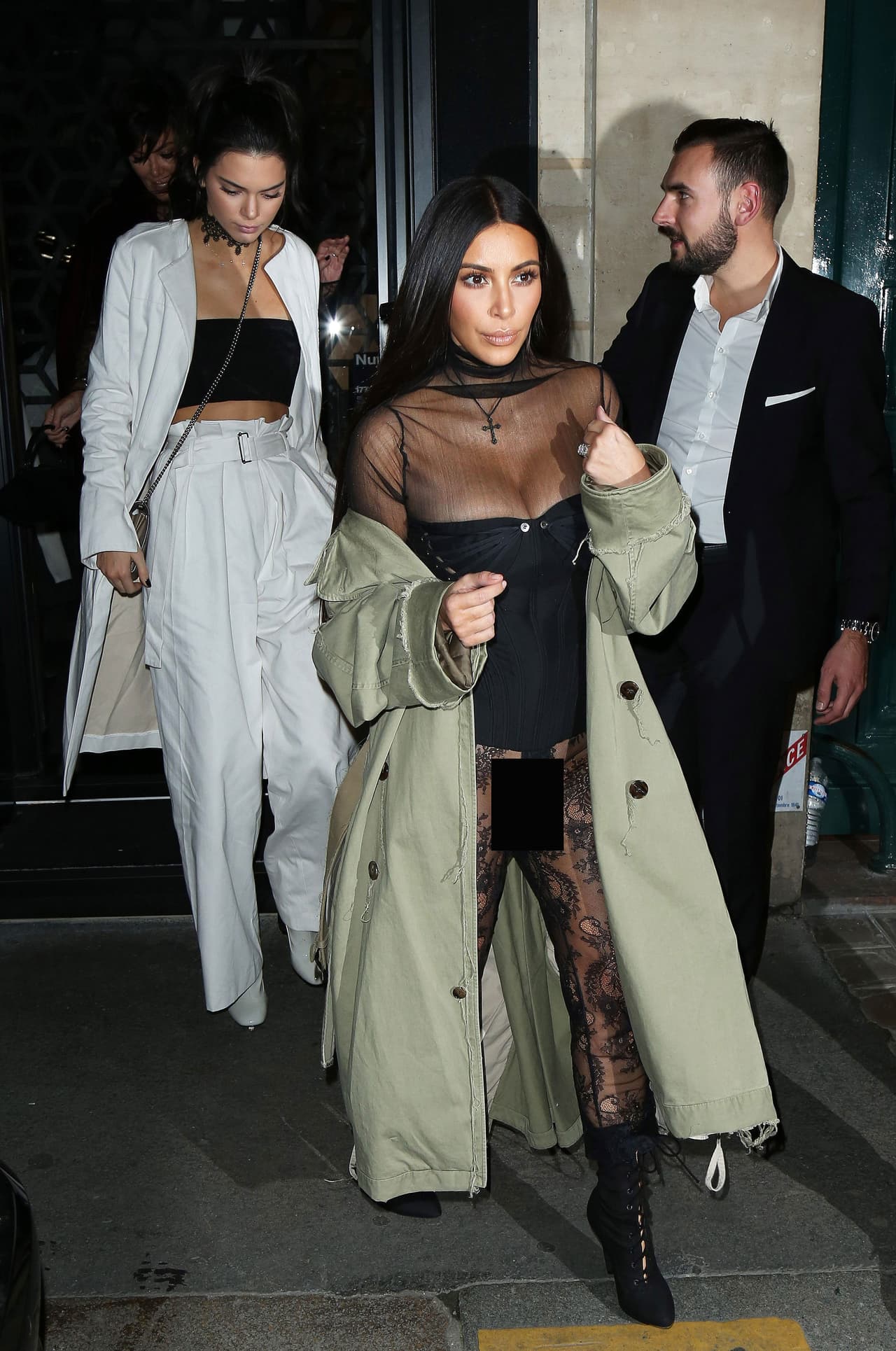 Hasta el momento se calcula que los delincuentes, que ingresaron al lujoso apartamento en el centro de París amenazando al conserje y vestidos de policías, se llevaron alrededor de 10 millones de dólares en joyas.