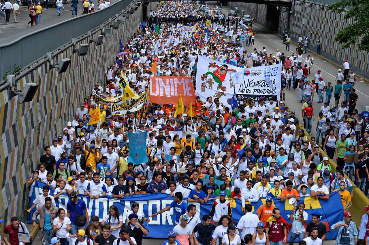 La manifestación recorre la avenida Libertador, en el centro de Caracas. Fue convocada después de que el CNE dijese que la recolección de firmas para convocar al revocatorio se retomaría a a fines de octubre, lo que aleja la posibilidad de que la consulta se realice este año.