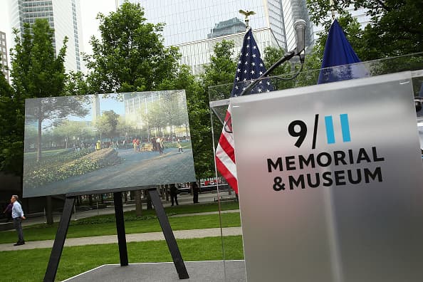 En los ataques del 11 de septiembre de 2001 fallecieron un total de 343 bomberos. Pero en los 16 años que han transcurrido desde entonces, han muerto
<a href="http://www.ufanyc.org/wtcrelated/">al menos 173 más</a>, como consecuencia de
<b>enfermedades que desarrollaron tras inhalar el polvo y el humo tóxico</b> mientras participaban en las operaciones de rescate en el World Trade Center.