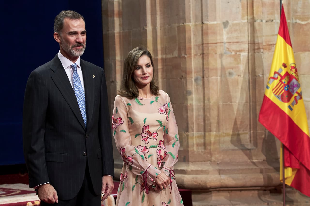 El compromiso matrimonial de Felipe de Borbón y Letizia Ortiz fue anunciado el 1 de noviembre de 2003. La boda se llevó a cabo el 22 de mayo de 2004 en la Catedral de Santa María la Real de La Almudena de Madrid.