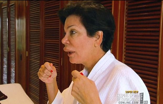 OMG! Así apareció Kris ante las cámaras de su show, 'Keeping Up with the Kardashians'.