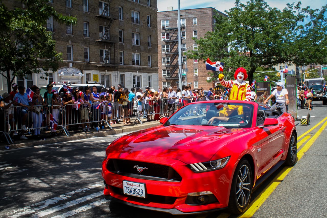 La música, la alegría y el orgullo dominicano fueron los protagonistas del vigésimo séptimo Desfile Dominicano en el Bronx.