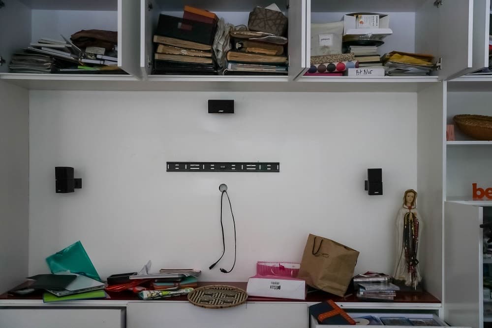 Mientras atendía a la agencia EFE, aseguró que había "patrullas del Sebin alrededor" de la casa, que le siguieron cuando salió de la residencia del embajador con destino a su hogar para revisar los desperfectos.