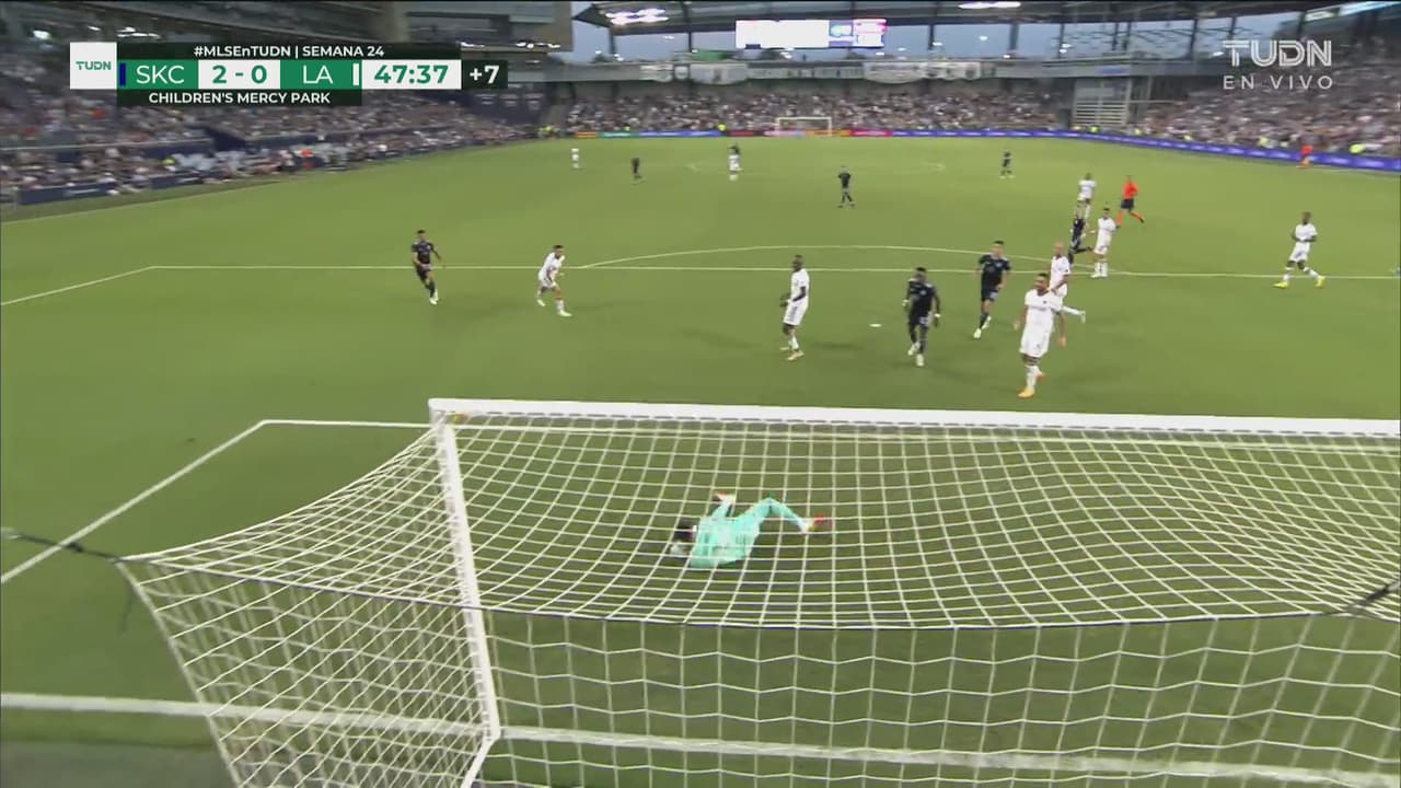 ¡Pinta a goleada! Bond le ahoga el grito de gol a Roger Espinoza