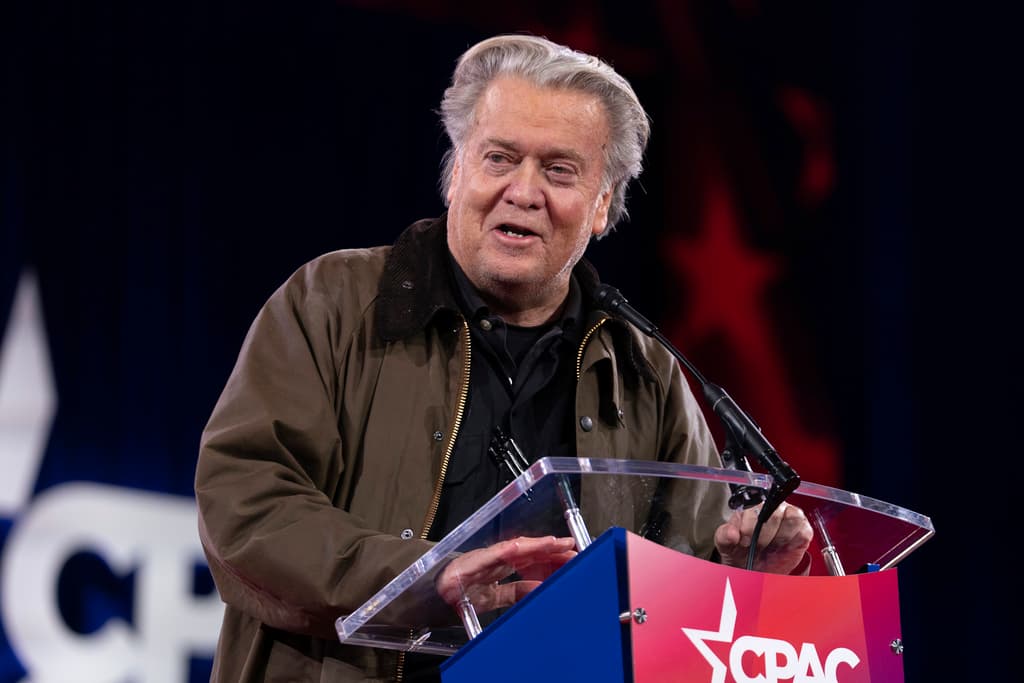 Steve Bannon dice que ya "hay un plan" para que  Donald Trump siga como presidente en 2028 (aunque lo prohíbe la Constitución)