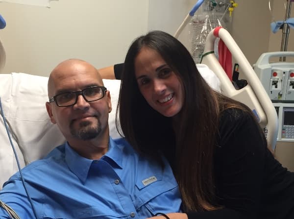 Sale del hospital principal escolar atropellado en parque de béisbol