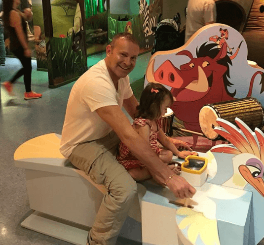 La pequeña cumplirá tres años el próximo mes de mayo, y ahora ya es la hermana mayor, de un varoncito llamado Liam.