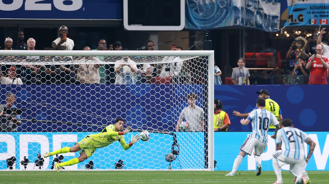 La fría estrategia de Mostafa Shobeir para atajarle el penal a Messi