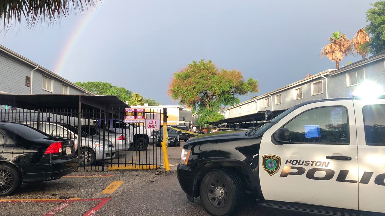 Tres hispanos muertos por un tiroteo en complejo de apartamentos al oeste de Houston