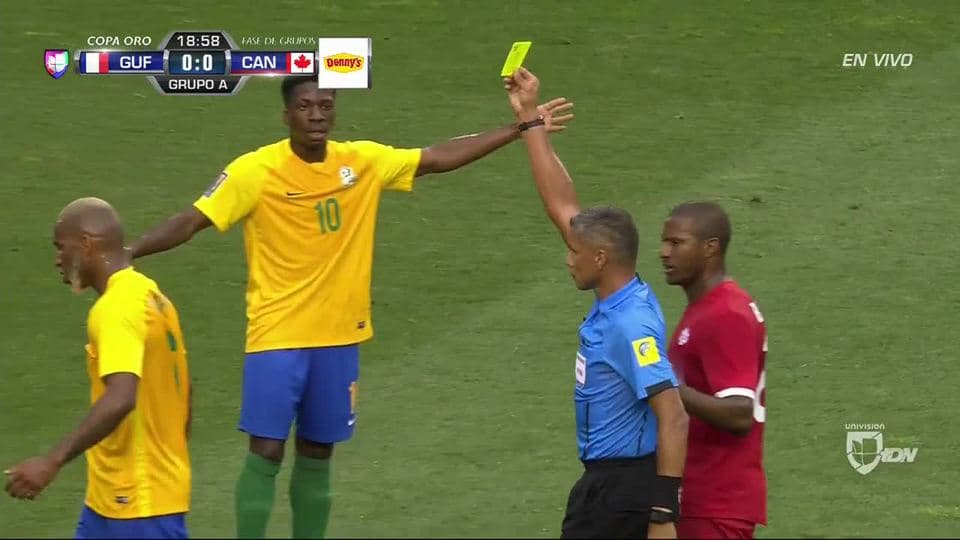 Tarjeta amarilla. El árbitro amonesta a Kevin Rimane de French Guiana