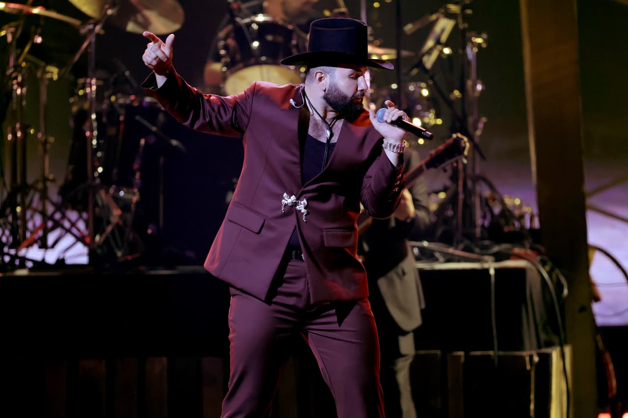 "Despídase Bien" fue el tema con el que deleitó Carín León.