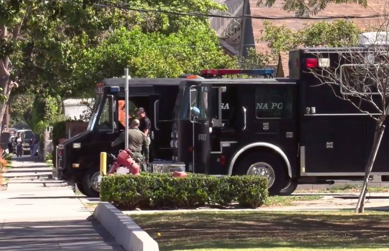 El sospechoso se detuvo en la calle Flower cerca de las escuelas primarias Pio Pico y Lowell.
