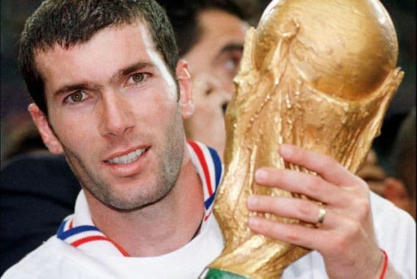 Zinedine Zidane, conocido también como Zizou, es un exfutbolista francés considerado por varios medios el máximo exponente del fútbol mundial de mediados de los años 90 y principios de los 2000. La FIFA lo distinguió como Mejor Jugador Mundial en 1998, 2000 y 2002. En 2004 fue elegido en una encuesta por Internet promovida por la UEFA como El Mejor futbolista europeo de los últimos 50 años.