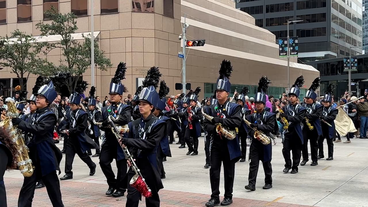 También hubo bandas de marcha acompañando a las organizaciones y grupos que formaban parte del desfile.
