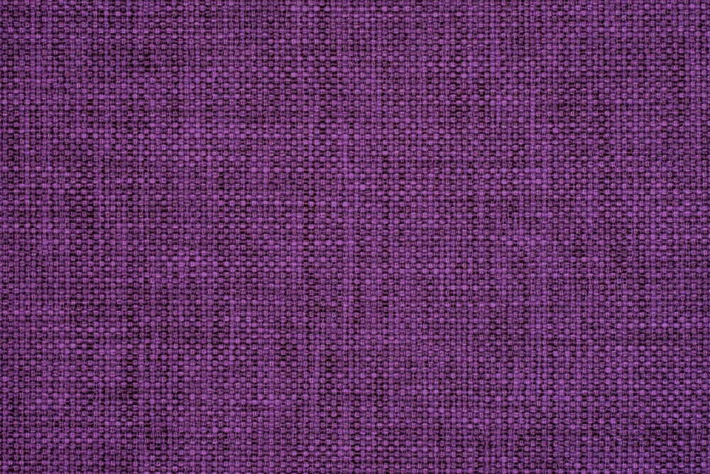 Además, puedes tomar un pequeño trozo de tela morada, violeta o púrpura, que denotan espiritualidad, e impregnarlos con aceite de ruda. Lo guardarás en tu cajón o gaveta del trabajo como protección, impregnando alrededor de cada 30 días (o menos, si notas que ya se secó) para renovar su poder.