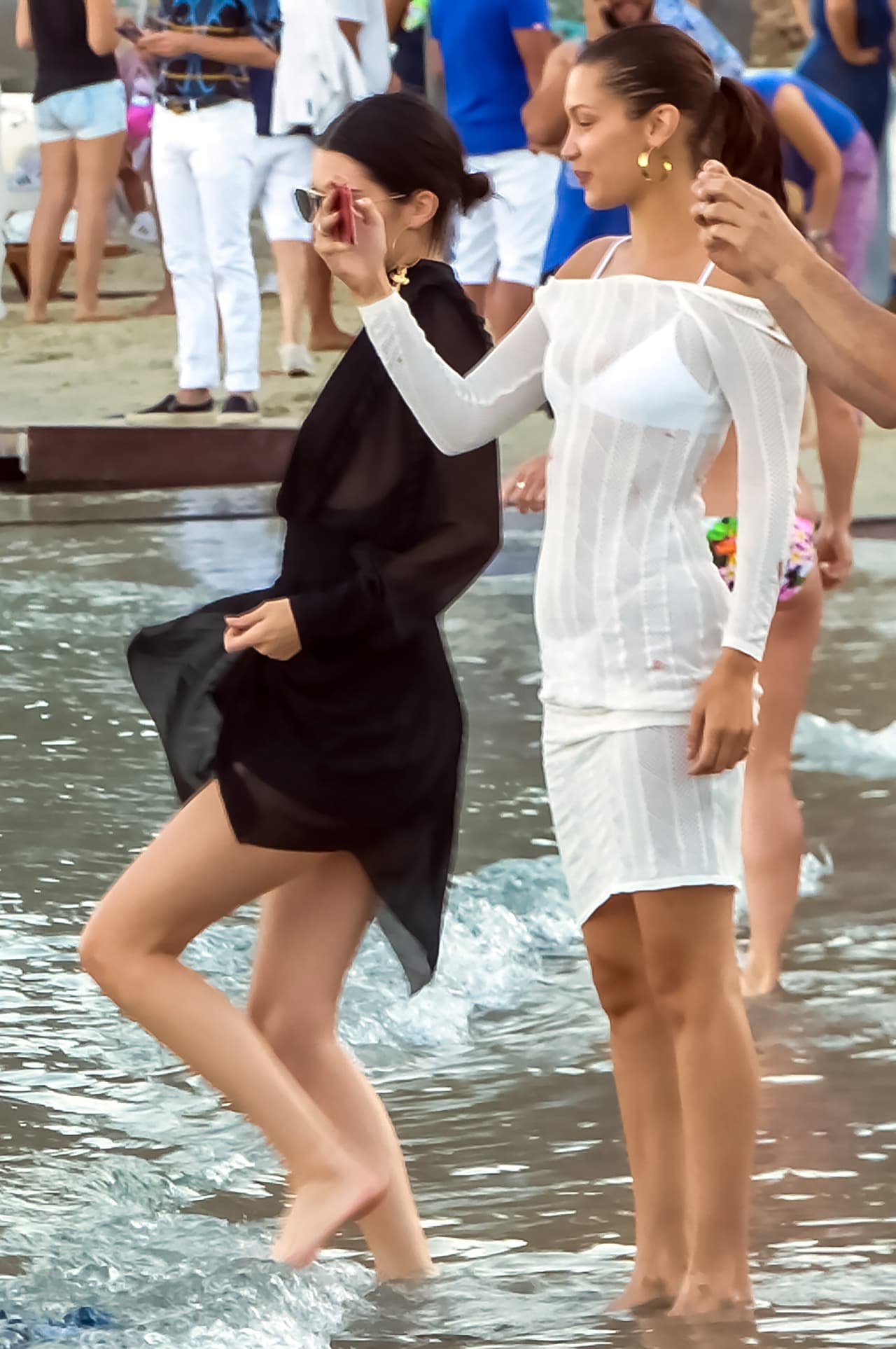 El clima en Mykonos, Grecia, está este verano por encima de los 80 grados farenheit. Sin embargo, Kendall Jenner se metió al mar con un vestido negro, largo y con los brazos cubiertos junto a su amiga su Bella Hadid.