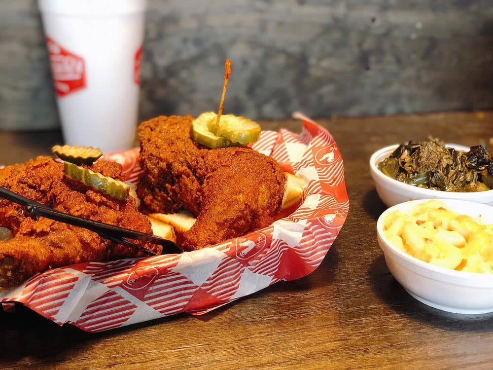 <b>Hattie B's Hot Chicken – Atlanta</b>
<br>299 Moreland Ave NE Atlanta, GA 30307
<br>Teléfono: (678) 990-5100
<br>Sitio web: 
<a href="http://hattieb.com">http://hattieb.com</a> 
<br>
<a href="https://www.yelp.com/map/hattie-bs-hot-chicken-atlanta-atlanta">Cómo llegar</a>
<br>
<br>Su propietario lo describe como un “restaurante de propiedad y gestión familiar que sirve pollo picante de Nashville y guarniciones caseras”.