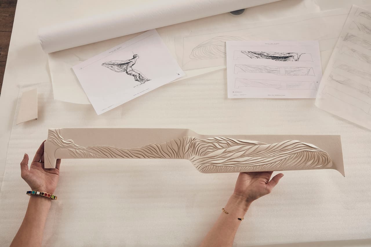 La obra
<b>Musa Susurrada</b> de la inglesa Helen Amy Murray es la réplica de la textura de un retazo de seda inspirada en el ropaje del Espíritu del Éxtasis, la eterna mascota de Rolls-Royce. Murray tuvo a su disposición los dibujos originales de Charles Skyes creador original de la estatuilla.